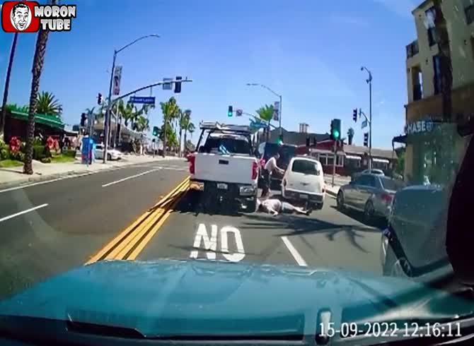 Video :After harassing the driver of a little automobile in a pickup truck, the man gets calmed down
